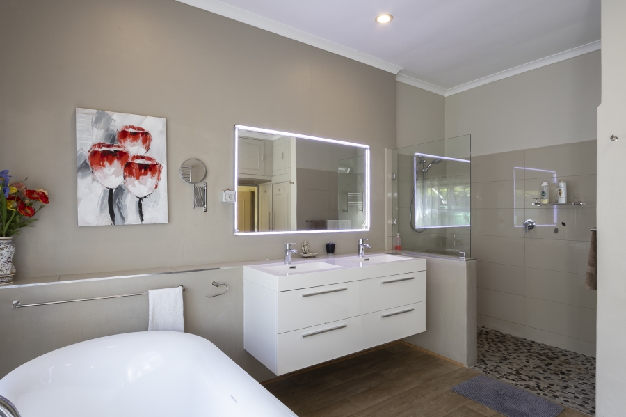 6 Bedroom Property for Sale in Roundhay Western Cape